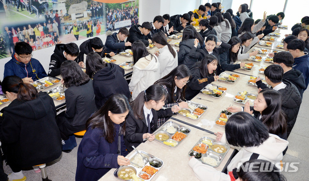【대구=뉴시스】우종록 기자 = 중학교 무상급식이 전면 실시된 4일 낮 대구 서구 비산동 서대구중학교 식생활관에서 학생들이 배식 받은 급식을 먹고 있다. 2019.03.04.wjr@newsis.com