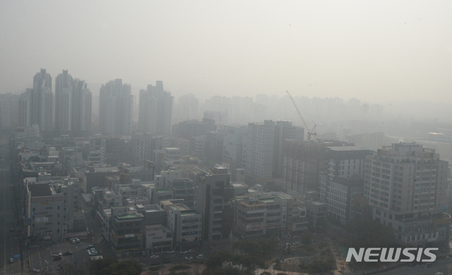 【전주=뉴시스】 김얼 기자= 전북 전주시의 미세먼지농도가 매우나쁨 수준이 이어지고 있는 4일 전북도청 옥상에서 바라본 전주시내가 미세먼지로 가득 차 뿌옇게 보이고 있다. 2019.03.04.pmkeul@newsis.com