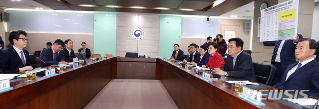 【세종=뉴시스】강종민 기자 = 4대강 보 파괴 저지 특위 위원장인 정진석 의원과 자유한국당 의원들이 4일 오후 정부세종청사를 방문, 조명래 환경부 장관과 면담을 하고 있다. 2019.03.04. ppkjm@newsis.com