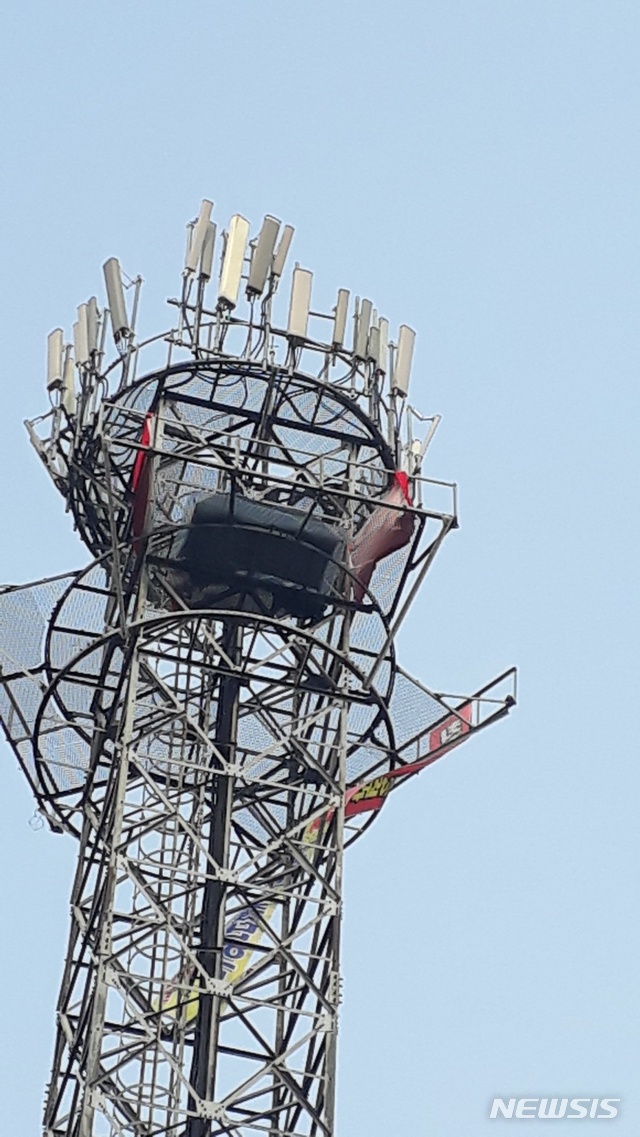 【진주=뉴시스】정경규 기자 = 경남 진주 삼성교통 노조원 2명이 5일 남해고속도로 진주인터체인지 부근에 있는 이동통신 중계기 철탑에 올라가 고공농성에 돌입했다.