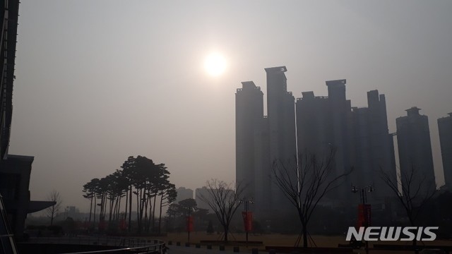 【전주=뉴시스】한훈 기자 =5일 9시30분께 전북도청 청사에서 바라 본 하늘이다. 미세먼지로 말미암아 구름없는 태양이 뿌옇게 보이고 있다.2019.03.05. photo@newsis.com  