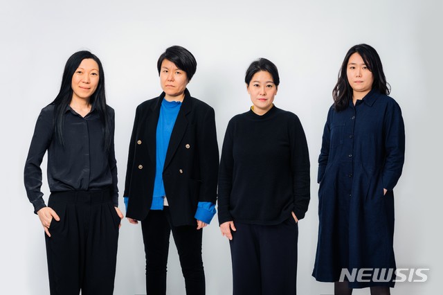 【서울=뉴시스】 박현주 기자 = 2019 베니스비엔날레 한국관 김현진 감독(왼쪽 세번째)과 참여 작가. 제인 진 카이젠, 정은영, 남화연. 사진은 한국문화예술위원회 제공.2019년도 제58회 베니스비엔날레미술전은 랄프 루고프(Ralph Rugoff) 총감독이 기획하는 본전시&nbsp; 'May You Live in Interesting Times'와 함께 5월 11일 공식 개막, 11월 24일까지 약 200일간 펼쳐진다. 김현진 감독이 펼치는 한국관은 'History Has Failed Us, but No Matter'를 주제로 한국과 동아시아 근대화의 역사와 현재를 다양한 각도에서 젠더 복합적 시각으로 선보일 예정이다. 