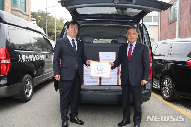 【서울=뉴시스】 대한민국상이군경회, 대한민국전몰군경유족회, 대한민국전몰군경미망인회, 재일학도의용군동지회 등 4개 보훈단체는 5일 피우진 국가보훈처장 해임을 촉구하는 탄원서를 청와대에 전달했다. (상이군경회 제공) 