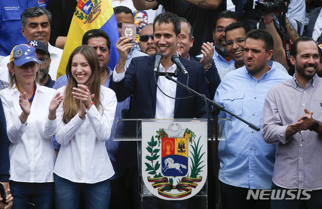 【카라카스=AP/뉴시스】임시 대통령을 선언한 후안 과이도 베네수엘라 국회의장이 4일(현지시간) 베네수엘라 카라카스에서 열린 마두로 퇴진 요구 집회에서 자신의 여권을 보여주며 연설하고 있다. 체포 위협 속에 남미 순방을 마치고 귀국한 과이도 의장은 지지자들에게 “오는 9일 열리는 시위에 모든 베네수엘라인은 거리로 나와달라”고 시위참가를 촉구했다. 한편 미국은 과이도 의장이 마두로 정부에 체포되면 즉각 대응하겠다고 경고한 바 있다. 2019.03.05.