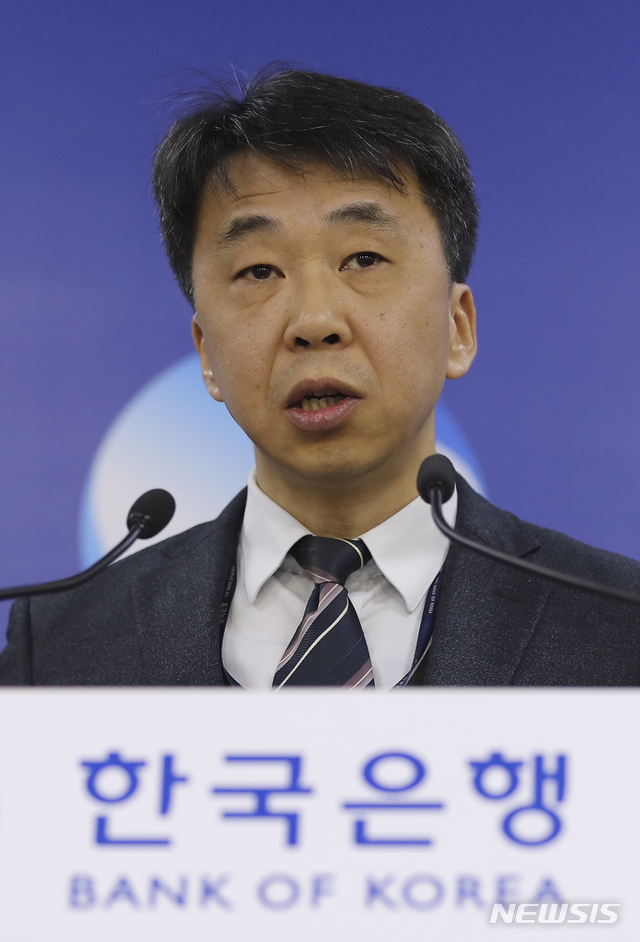【서울=뉴시스】최진석 기자 = 5일 오전 서울 중구 세종대로 한국은행에서 열린 '2018년 4/4 분기 국민소득(잠정) 기자설명회'에서 신승철 국민계정부장이 브리핑을 하고 있다. 2019.03.05. myjs@newsis.com