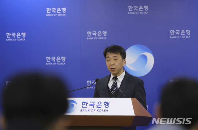 【서울=뉴시스】최진석 기자 = 5일 오전 서울 중구 세종대로 한국은행에서 열린 '2018년 4/4 분기 국민소득(잠정) 기자설명회'에서 신승철 국민계정부장이 브리핑을 하고 있다. 2019.03.05.myjs@newsis.com