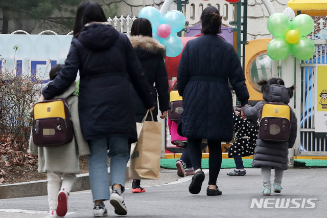 【서울=뉴시스】박미소 수습기자 = 5일 오전 서울 마포구 인근의 한 유치원에서 유치원생들이 등원을 하고 있다. 2019.03.05.  misocamera@newsis.com