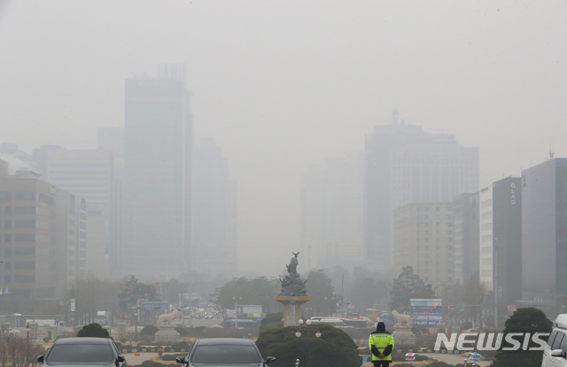 【서울=뉴시스】이종철 기자  = 서울시는 5일 오전 1시를 기해 초미세먼지(PM-2.5) 경보를 발령한 가운데 서울 여의도 국회에서 바라본 여의도 일대가 뿌옇게 보이고 있다. 2019.03.05.  jc4321@newsis.com