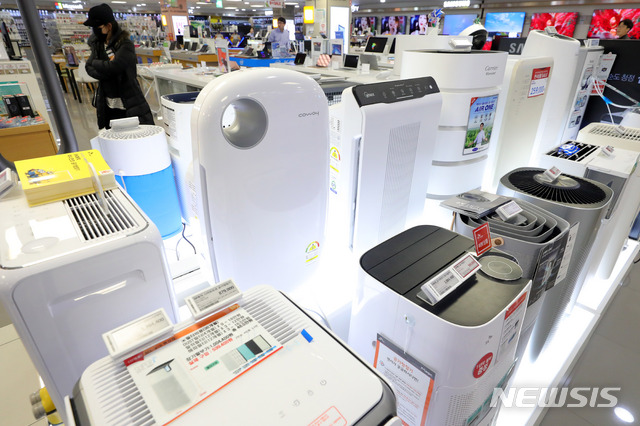 【서울=뉴시스】배훈식 기자 = 사상 처음으로 닷새 연속 미세먼지 비상점감조치가 발령되는 등 미세먼지 공습이 계속되며 공기청정기와 마스크 등 관련용품 판매량도 증가하고 있다. 5일 오전 서울 중구 롯데하이마트 서울역점에 다양한 공기청정기가 진열돼 있다. 2019.03.05. dahora83@newsis.com