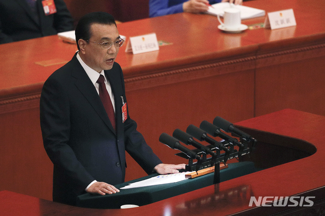 【베이징=AP/뉴시스】리커창 중국 총리가 5일(현지시간) 중국 베이징 인민대회당에서 열린 13기 전국인민대표대회(전인대) 2차 연례회의에서 정부 업무 보고를 하고 있다.리커창 총리는 이 자리에서 올해 경제성장률 목표를 지난해 경제성장률 목표치인 6.5%보다 하향 조정한 6~6.5%로 낮춰 제시했다. 2019.03.05.