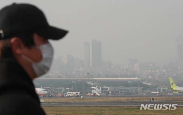 【제주=뉴시스】우장호 기자 = 제주 지역에 첫 고농도 미세먼지 비상저감조치가 시행된 5일 오전 제주시 도두동에서 바라본 도심이 희뿌연 먼지로 덮여 있다. 제주보건환경연구원에 따르면 이날 제주시 지역 미세먼지(PM-10)와 초미세먼지(PM-2.5) 농도는 모두 '매우나쁨' 수준을 보이고 있다. 2019.03.05. woo1223@newsis.com