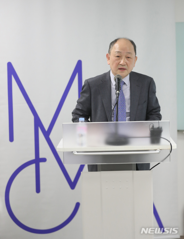 【서울=뉴시스】조수정 기자 = 윤범모 신임 국립현대미술관장이 5일 오전 서울 종로구 소격동 국립현대미술관 서울관에서 열린 취임 간담회에서 인사말 하고 있다. 2019.03.05. chocrystal@newsis.com