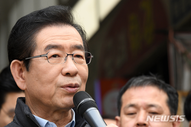 【서울=뉴시스】박주성 기자 = 박원순 서울시장이 5일 오전 서울 관악구 신원시장에서 제로페이 독려 캠페인에 앞서 인사말을 하고 있다. 2019.03.05. photo@newsis.com
