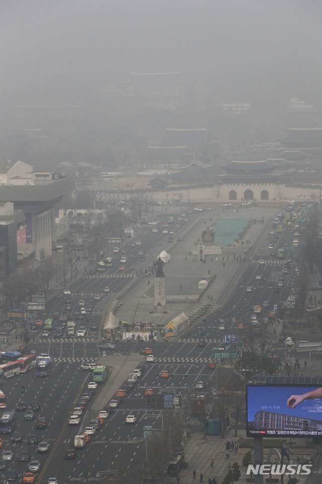 【서울=뉴시스】최동준 기자 = 5일 연속 미세먼지 저감조치가 발령된 5일 서울 광화문 일대가 미세먼지에 갇혀 있다. 2019.03.05.&nbsp; photocdj@newsis.com