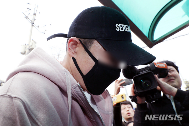 【서울=뉴시스】김병문 수습기자 = 이문호 버닝썬 대표가 마약 유통 등과 관련된 조사를 받기 위해 지난 5일 오후 서울 동대문구 서울지방경찰청 마약수사대로 들어서고 있다. 2019.03.05. dadazon@newsis.com