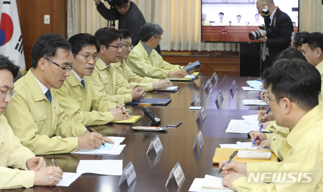 【서울=뉴시스】최진석 기자 = 노형욱(왼쪽 세번째) 국무조정실장이 5일 오후 종로구 세종대로 정부서울청사에서 '미세먼지 관련 긴급차관회의'를 주재, 모두발언 하고 있다. 2019.03.05. myjs@newsis.com