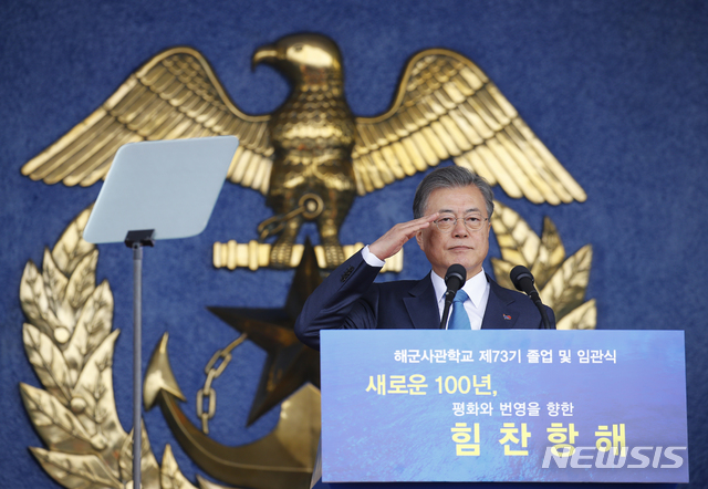 【창원=뉴시스】박진희 기자 = 문재인 대통령이 5일 경남 창원 진해구 해군사관학교에서 열린 '제73기 사관생도 졸업 및 임관식'에서 거수경례하고 있다. 2019.03.05.&nbsp; pak7130@newsis.com