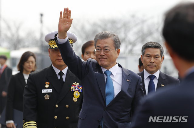 【창원=뉴시스】박진희 기자 = 문재인 대통령이 5일 경남 창원 진해구 해군사관학교에서 열린 '제73기 사관생도 졸업 및 임관식'에 참석하며 손 흔들어 인사하고 있다. 2019.03.05.&nbsp; pak7130@newsis.com