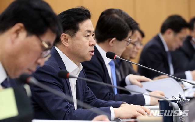 【세종=뉴시스】강종민 기자 = 김영춘 해양수산부 장관이 5일 오후 정부세종청사에서 열린 해양수산 일자리 창출계획 점검회의에서 모두발언을 하고 있다. 2019.03.05.&nbsp; ppkjm@newsis.com