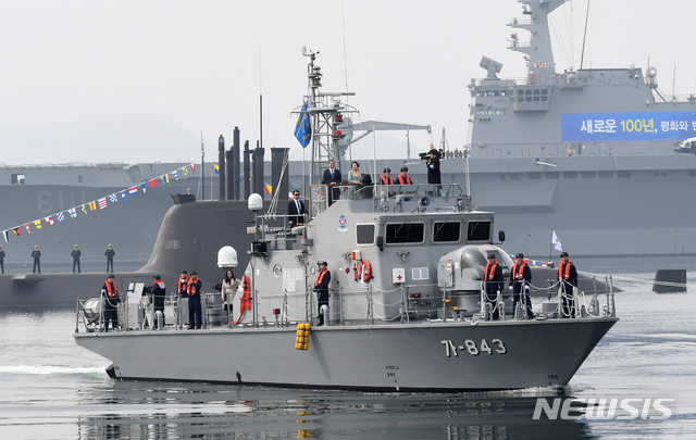 【창원=뉴시스】박진희 기자 = 문재인 대통령과 부인 김정숙 여사가 5일 경남 창원 진해구 해군사관학교에서 열린 '제73기 사관생도 졸업 및 임관식'에 좌승함에 승함해 입장하고 있다. 2019.03.05. pak7130@newsis.com