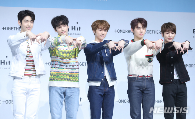 【서울=뉴시스】조수정 기자 = 방탄소년단을 만든 빅히트엔터테인먼트 신인 그룹 '투모로우바이투게더'가 5일 오후 서울 광장동 예스24라이브홀에서 데뷔 쇼케이스를 열고 포즈를 취하고 있다. 왼쪽부터 수빈, 휴닝카이, 범규, 연준, 태현. 2019.03.05. chocrystal@newsis.com