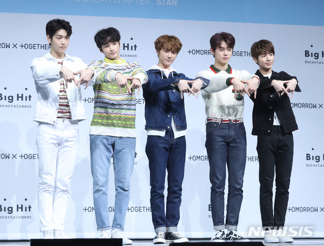 【서울=뉴시스】조수정 기자 = 방탄소년단을 만든 빅히트엔터테인먼트 신인 그룹 '투모로우바이투게더'가 5일 오후 서울 광장동 예스24라이브홀에서 데뷔 쇼케이스를 열고 포즈를 취하고 있다. 왼쪽부터 수빈, 휴닝카이, 범규, 연준, 태현. 2019.03.05. chocrystal@newsis.com