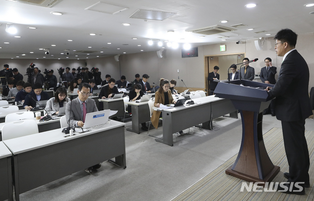 【서울=뉴시스】최진석 기자 = 진현환 국토교통부 항공정책관이 5일 오후 종로구 세종대로 정부서울청사에서 항공운송사업(신규면허) 발급 여부 발표관련 브리핑을 하고 있다.&nbsp; 이날 국토교통부는 면허신청한 5개 사업자(여객4, 화물1)에 대해 면허자문회의의 최종 자문을 거쳐 플라이강원, 에어프레미아, 에어로케이항공에 조건부로 국제항공운송사업면허를 발급한다고 밝혔다. 2019.03.05.&nbsp; myjs@newsis.com