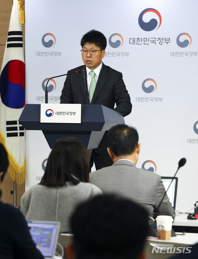 【서울=뉴시스】최진석 기자 = 진현환 국토교통부 항공정책관이 5일 오후 종로구 세종대로 정부서울청사에서 항공운송사업(신규면허) 발급 여부 발표관련 브리핑을 하고 있다. 이날 국토교통부는 면허신청한 5개 사업자(여객4, 화물1)에 대해 면허자문회의의 최종 자문을 거쳐 플라이강원, 에어프레미아, 에어로케이항공에 조건부로 국제항공운송사업면허를 발급한다고 밝혔다. 2019.03.05. myjs@newsis.com