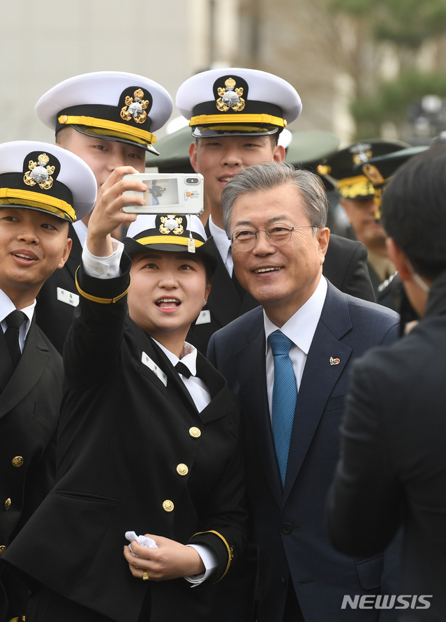 [창원=뉴시스]박진희 기자 = 문재인 대통령이 2019년 3월 5일 경남 창원 진해구 해군사관학교에서 열린 '제73기 졸업 및 임관식'을 마친 후 졸업생들과 기념촬영하고 있다. 2020.05.10. pak7130@newsis.com