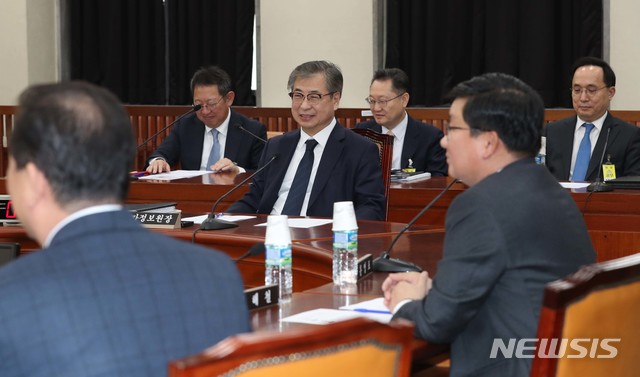 【서울=뉴시스】홍효식 기자 = 서훈 국가정보원장이 5일 오후 국회에서 열린 정보위원회 전체회의에 출석해 자리하고 있다. 2019.03.05.  photo@newsis.com