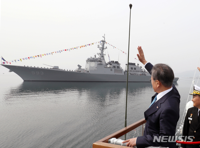 【창원=뉴시스】박진희 기자 = 문재인 대통령과 김정숙 여사가 5일 오후 진해 해군사관학교 앞 옥포만에서 좌승함에 올라 인근 함정으로부터 대함경례를 받고 있다. 이날 문 대통령은 안중근함, 독도함, 손원일함, 서애 류성룡함으로부터 해상사열을 받았다. 2019.03.05 pak7130@newsis.com