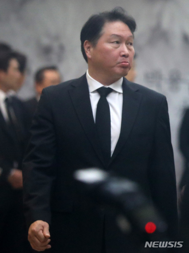 【서울=뉴시스】박미소 수습기자 = 최태원(왼쪽) SK 회장이 5일 오후 서울 종로구 서울대병원 장례식장에 마련된 고 박용곤 두산그룹 명예회장의 빈소에서 나와 발걸음을 옮기고 있다. 2019.03.05.&nbsp; misocamera@newsis.com