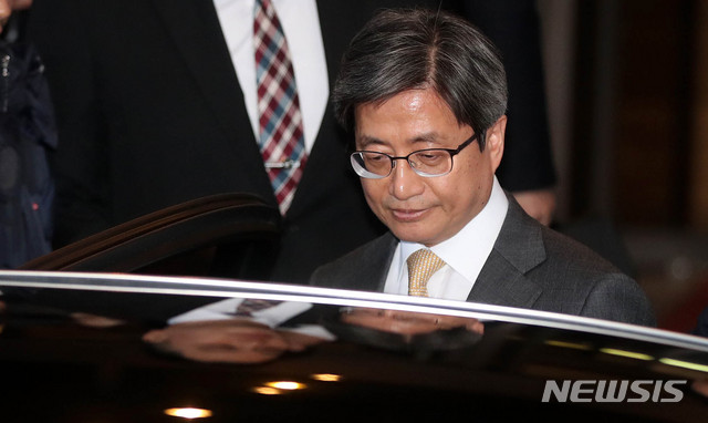 【서울=뉴시스】추상철 기자 = 검찰이 사법농단 의혹에 연루된 혐의를 받고 있는 전 현직 법관 10명을 추가 기소하기로 밝힌 5일 오후 서울 서초구 대법원에서 김명수 대법원장이 퇴근하고 있다. 2019.03.05.&nbsp; scchoo@newsis.com