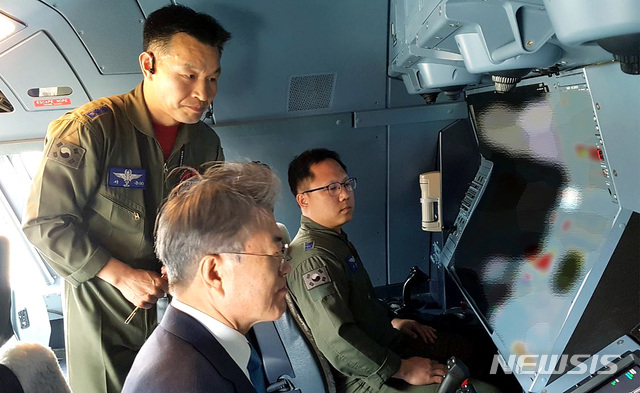【서울=뉴시스】박진희 기자 = 문재인 대통령이 5일 오후 해군 임관식을 마치고 돌아오는 길에 김해공항에서 대한민국 최초 공중급유기 KC-330 '시그너스(Cygnus)'에 올라 현황보고를 받고 있다. 2019.03.05. (사진=청와대 제공) photo@newsis.com