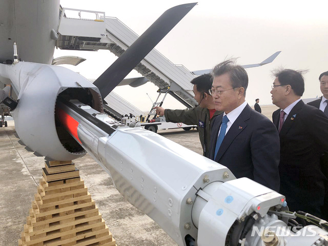 【서울=뉴시스】박진희 기자 = 문재인 대통령이 5일 오후 해군 임관식을 마치고 돌아오는 길에 김해공항에서 대한민국 최초 공중급유기 KC-330 '시그너스(Cygnus)'를 둘러보고 있다. 2019.03.05. (사진=청와대 제공) photo@newsis.com