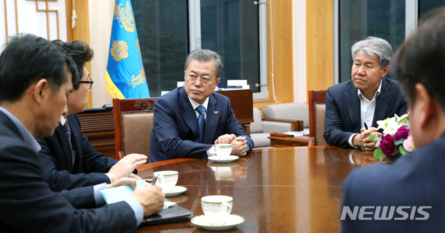 【서울=뉴시스】박진희 기자 = 문재인 대통령이 5일 오후 청와대 여민관에서 조명래 환경부 장관에게 미세먼지 관련 보고를 받고 있다 왼쪽부터 김연명 사회수석, 조명래 환경부 장관, 문 대통령, 김수현 정책실장. 2019.03.05. (사진=청와대 제공) photo@newsis.com