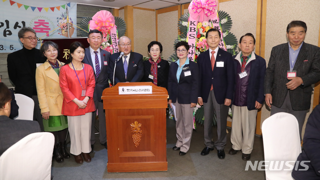 【서울=뉴시스】조수정 기자 = 한국아나운서클럽 2019년도 정기총회 및 제 9대 회장 취임식이 열린 5일 오후 서울 여의도동 한 중식당에서 차인태 신임 회장이 집행부와 함께 인사하고 있다. 왼쪽부터 원종배 부회장, 황인우 편집장, 채영신 사무총장, 김규홍 부회장, 차인태 회장, 김채영 부회장, 박민정 감사, 김상준 부회장, 이후재 감사, 이계진 부회장. 2019.03.05. chocrystal@newsis.com