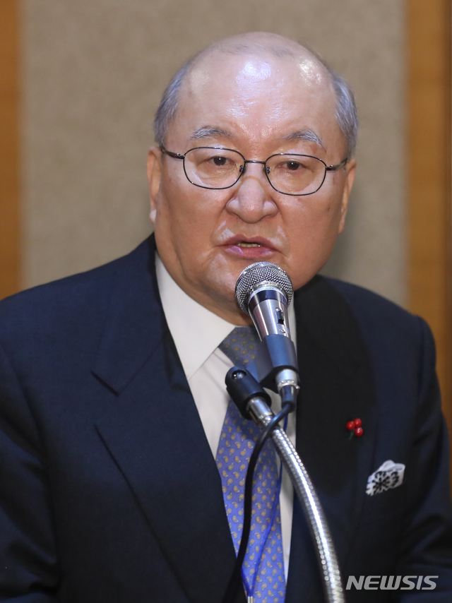 【서울=뉴시스】조수정 기자 = 한국아나운서클럽 2019년도 정기총회 및 제 9대 회장 취임식이 열린 5일 오후 서울 여의도동 한 중식당에서 차인태 신임 회장이 취임사 하고 있다. 2019.03.05. chocrystal@newsis.com