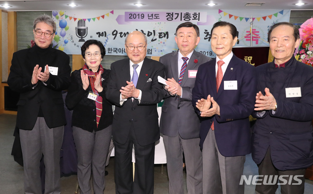 【서울=뉴시스】조수정 기자 = 한국아나운서클럽 2019년도 정기총회 및 제 9대 회장 취임식이 열린 5일 오후 서울 여의도동 한 중식당에서 차인태(왼쪽 다섯번째) 신임 회장이 아나운서들의 축하를 받고 있다. 왼쪽부터 KBS 원종배, MBC 김채영, 차인태 회장, 김규홍 부회장, KBS 김상준, KBS 박영웅. 2019.03.05. chocrystal@newsis.com