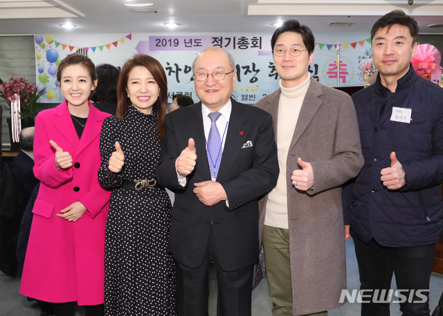 【서울=뉴시스】조수정 기자 = 한국아나운서클럽 2019년도 정기총회 및 제 9대 회장 취임식이 열린 5일 오후 서울 여의도동 한 중식당에서 차인태 신임 회장이 MBC 아나운서들의 축하를 받고 있다. MBC 구은영 아나운서, 황선숙 아나운서국장, 차인태 회장, 오승훈, 박경추 아나운서. 2019.03.05. chocrystal@newsis.com