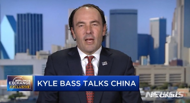 【로스앤젤레스=뉴시스】 미국 헤지펀드 운용사인 헤이먼 캐피털 매니지먼트의 창업자 카일 배스가 5일(현지시간) 미국과 전 세계가 경기침체에 진입하게 되면서 2020년에는 기준금리가 '제로(0)'로 되돌아갈 것으로 예상했다.<사진=CNBC 방송화면 캡처> 2019.03.05