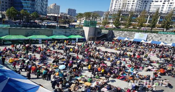 【부산=뉴시스】허상천 기자 = 부산시와 (재)아름다운가게는 오는 16일 송상현광장 내 선큰광장에서‘2019 시민참여 나눔장터’를 개최한다고 6일 밝혔다. 사진은 지난해 나눔장터. 2019.03.06. (사진 = 부산시 제공) photo@newsis.com