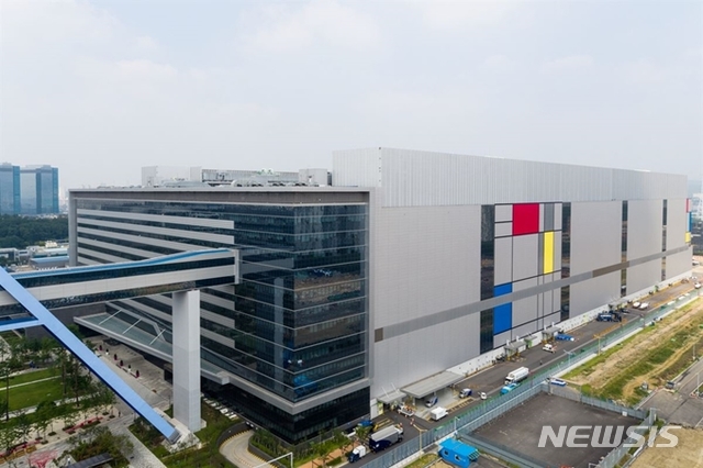 【서울=뉴시스】삼성전자 파운드리 생산라인 전경. 2019.03.06 (사진 = 삼성전자 제공) photo@newsis.com