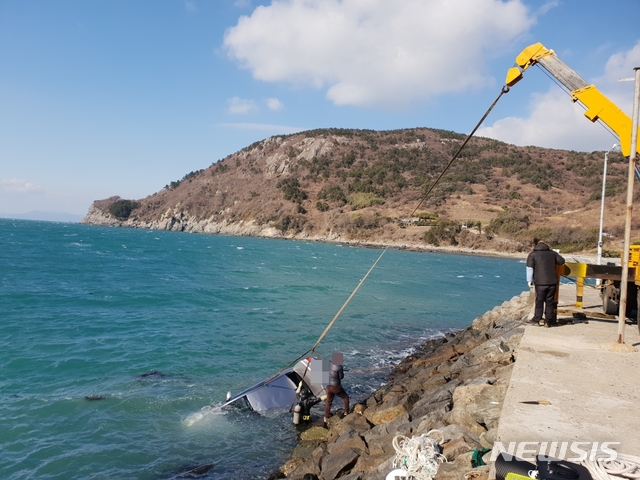 【여수=뉴시스】김석훈 기자 = 여수해양경찰서(서장 장인식)는 지난해 12월 거액의 보험금을 노리고 아내가 타고 있는 자동차를 고의로 바다에 추락시켜 살해한 혐의로 A (50) 씨를 구속했다고 6일 밝혔다. 사진은 여수시 금오도 내 모 선착장에서 추락한 A 씨 승용차를 인양하고 있다. 2019.03.06. (사진=여수해경 제공) kim@newsis.com&nbsp; 