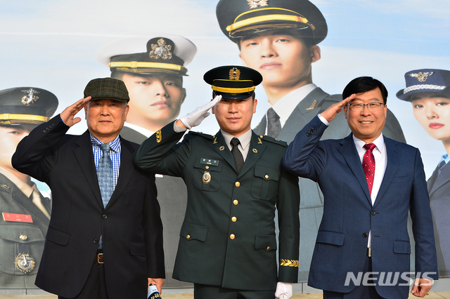 【괴산=뉴시스】인진연 기자 = 6일 충북 괴산군의 육군학생군사학교에서 열린 학군장교(ROTC) 임관식에서 첫 3대 학군장교가 된 장원오 소위가(사진 가운데) 할아버지(장성일, 학군 2기)·아버지(장평석 학군 26기)와 함께 기념 촬영 하고 있다. 2019.03.06 inphoto@newsis.com