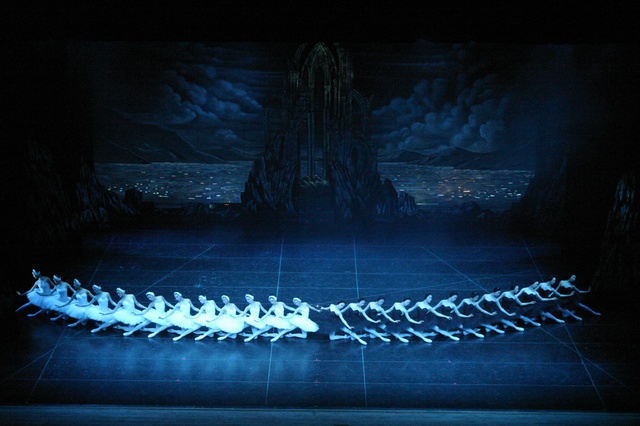 '백조의 호수' 2막 2장 백조 흑조 군무 ⓒ유니버설발레단·김경진