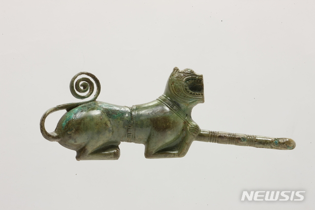 보물 제2017호 경산 신대리 1호분 목관묘 출토 청동호랑이모양 띠고리