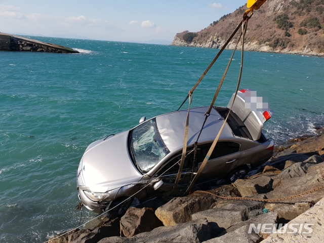 【여수=뉴시스】김석훈 기자 = 여수해양경찰서(서장 장인식)는 지난해 12월 거액의 보험금을 노리고 아내가 타고 있는 자동차를 고의로 바다에 추락시켜 살해한 혐의로 A (50) 씨를 구속했다고 6일 밝혔다. 사진은 여수시 금오도 내 모 선착장에서 추락한 A 씨 승용차를 인양하고 있다. 2019.03.06. (사진=여수해경 제공) kim@newsis.com
