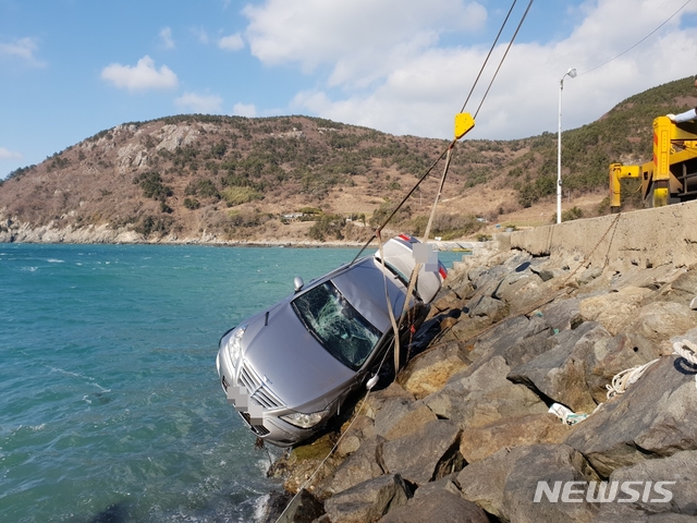[여수=뉴시스]김석훈 기자 = 여수해양경찰서(서장 장인식)는 지난 2018년12월 거액의 보험금을 노리고 아내가 타고 있는 자동차를 고의로 바다에 추락시켜 살해한 혐의로 A씨를 구속했다고 밝혔다. 사진은 여수시 금오도 내 모 선착장에서 추락한 A씨 승용차가 인양되는 모습. 2019.03.06. (사진=여수해경 제공) kim@newsis.com