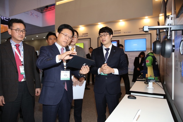 【서울=뉴시스】6일 개최된 세계보안엑스포 SECON 2019에 에스원이 참가했다. 육현표 사장(왼쪽 두번째)이 부스를 둘러보며 현장 직원에게 설명을 듣고 있다. (사진 에스원)